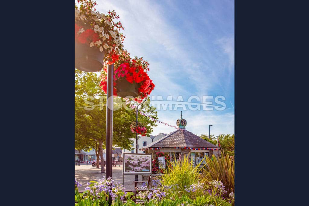 Image of the Tourist Information Centre on the Quay in Kingsbridge surrounded by vibrant flowers from Kingsbridge in Bloom.